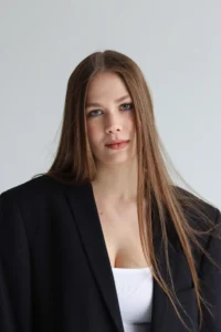 Полина Лесникова